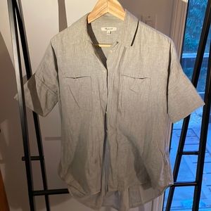 Fitted sleeve, relaxed fit buttondown. 100% cotton awesome cut. Sz Sm but fits M